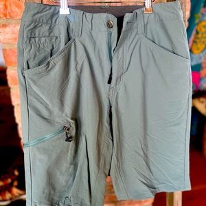 Patagonia - mens Quandry shorts, gray/green. 30” waist 10” inseam. No flaws.
